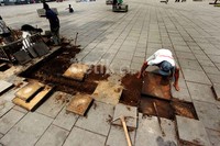 Pemasangan lampu tersebut untuk mempercantik kawasan Kota Tua dan menyedot perhatian pengunjung.