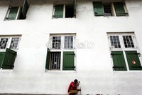 Seorang pekerja sibuk mengerjakan pemasangan lampu di kawasan Kota Tua.