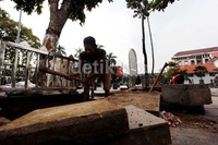 Beberapa pekerja melakukan penggalian.