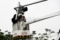 Dua orang petugas memperbaiki lampu pengatur lalu lintas di kawasan Senayan, Jakarta Pusat. Lamhot Aritonang/detikFoto.