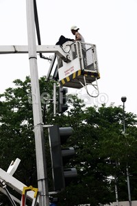 Pekerja juga mengganti lampu yang telah rusak. Lamhot Aritonang/detikFoto.