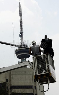Dua orang pekerja memperbaiki lampu pengatur lalu lintas di kawasan Senayan, Jakarta Pusat. Perbaikan ini untuk mencegah kerusakan yang berpotensi menimbulkan kemacetan.