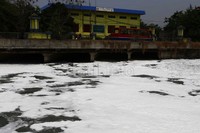 Meskipun kali tersebut tercemar limbah, warga terpaksa menggunakan air itu hanya untuk mencuci pakaian dan kakus.