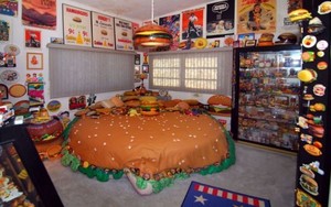 Penggila Junk Food Mengoleksi Tempat Tidur sampai Motor Harley Bentuk Hamburger