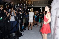 Sontak ia pun langsung menjadi sorotan para fotografer. Jeff Vespa/Getty Images.