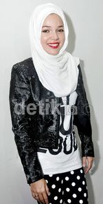 Stylish Berhijab ala Dewi Sandra
