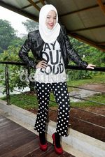 Stylish Berhijab ala Dewi Sandra