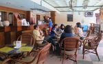 Asyiknya Menyeruput Mocktail di Pinggir Kolam Renang