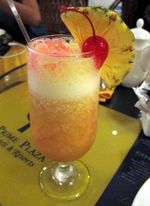 Asyiknya Menyeruput Mocktail di Pinggir Kolam Renang
