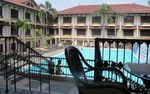 Asyiknya Menyeruput Mocktail di Pinggir Kolam Renang