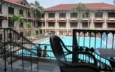 Asyiknya Menyeruput Mocktail di Pinggir Kolam Renang