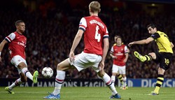 Henrikh Mkhitaryan melepaskan tembakan yang berbuah gol ke gawang Arsenal. Gol itu tercipta di menit ke-16. Reuters/Dylan Martinez.