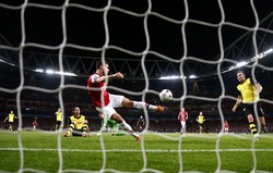 Olivier Giroud membobol gawang Dortmund di menit ke-41. Reuters/Eddie Keogh.