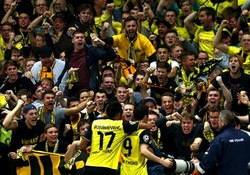 Robert Lewandowski (kanan) dan Pierre-Emerick Aubameyang (kiri) merayakan gol di depan pendukungnya. Dalam pertandingan ini, Dortmund memastikan kemenangan lewat Lewandowski. Reuters/Eddie Keogh.