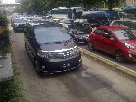 Alphard dan Fortuner Terobos Jalur Bus TransJ Koridor I