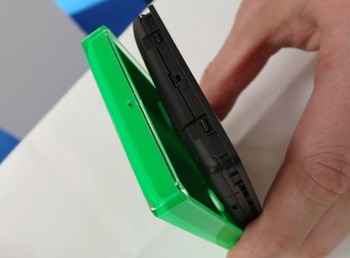     Sekilas desain seri Asha ini seperti unibody, padahal tidak. Pengguna bisa membuka casingnya dan gonta-ganti warna cover.