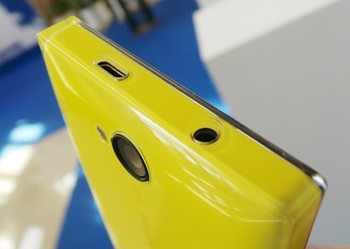     Jika diperhatikan lebih dekat, casingnya memiliki lapisan bening. Nokia menyebutnya icy clear. Tak hanya membuat ponsel tampak lebih cantik dari segi desain, namun secara fungsional juga membuatnya lebih kokoh.