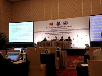 Suasana didalam salah satu workshop pada event IGF 2013. Biasanya diisi oleh 4 orang panelis yang merupakan pakar-pakar di bidang internet. Pada layar sebelah kanan menunjukan transcript dari ucapan yang dilontarkan panelis selama workshop berlangsung.