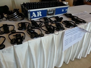 Ini adalah headset penerjemah bahasa yang dapat digunakan peserta workshop. Terdapat sekitar 7 pilihan bahasa yang dapat didengar, terdiri dari bahasa Inggris, Prancis, Rusia, Spanyol, China, Arab, dan Indonesia.     