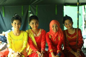 Cantiknya Gadis Berbaju Adat Lakutepu di Sangihe