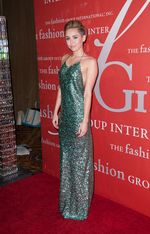 Miley Cyrus Pamer Punggung Seksi