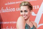 Miley Cyrus Pamer Punggung Seksi