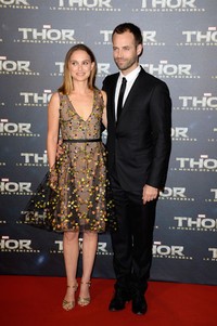 Tak hanya sendiri, sang suami Benjamin Millepied juga ikut menemaninya. Pascal Le Segretain/Getty Images.