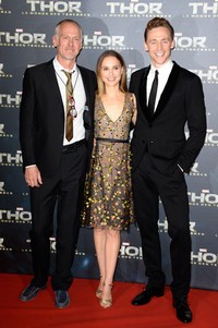 Sutradara Alan Taylor dan aktor Tom Hiddleston, ikut bergabung bersama Natalie Portman untuk berfoto bersama. Pascal Le Segretain/Getty Images.