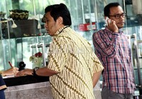 Machfud mengisi buku tamu, setiba di gedung KPK, Jakarta. Lamhot Aritonang/detikFoto.