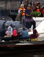 SBY Belanja Sayur di Pasar Terapung