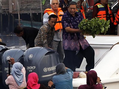 SBY Belanja Sayur di Pasar Terapung