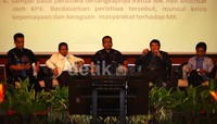 Wamenkumham Denny Indrayana, Wakil Ketua Komisi 3 DPR Tjatur Edy, Komisioner Komisi Yudisial Taufiqurrahman Syahuri, Pakar Hukum Refli Harun dan Alvon Kurnia menjadi pembicara dalam diskusi tersebut.