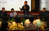 Denny Indrayana menyampaikan pendapatnya terkait Peraturan Pemerintah Pengganti Undang-undang Nomor 1 Tahun 2013 tentang Perubahan Kedua atas UU Nomor 24 Tahun 2003 (Perppu MK).
