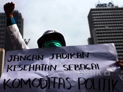 Puluhan Dokter Demo di Bundaran HI