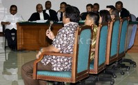Luthfi mendengarkan keterangan dari para saksi yang dihadirkan JPU.