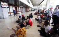 Mereka menonton jalannya rapat melalui televisi yang dipasang di halaman depan Ruang Nusantara Gedung Parlemen, Jakarta, Kamis (24/10).