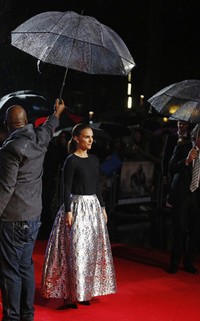 Walaupun sedikit hujan, Natalie Portman melangkah penuh percaya diri di red carpet. REUTERS/Luke MacGregor.