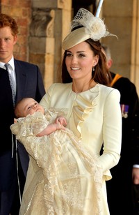 Kate Middleton terlihat berseri-seri saat menggendong Pangeran George usai pembatisan di Kapel Royal, London, Inggris. John Stillwell - WPA Pool /Getty Images.