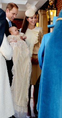 Kate Middleton, Pangeran William, dan Pangeran George berbincang-bincang dengan Ratu Elizabeth. John Stillwell - WPA Pool /Getty Images.
