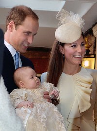 Pangeran William dan Kate Middleton tampak bahagia di hari pembatisan anaknya, Pangeran George yang digelar di Kapel Royal, London, Inggris. John Stillwell - WPA Pool /Getty Images.