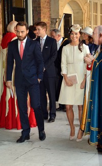Kakak-adik Pippa dan James Middleton saat akan meninggalkan lokasi upacara. John Stillwell - WPA Pool /Getty Images.