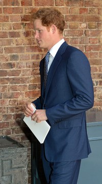 Pangeran Harry tampak gagah dengan setelan jas birunya. John Stillwell - WPA Pool /Getty Images.