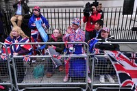 Warga setia menunggu di depan St. James Palace, lokasi Pangeran George dibaptis. AFP PHOTO/CARL COURT.