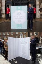 Antusiasme Warga Inggris di Hari Pembaptisan Pangeran George