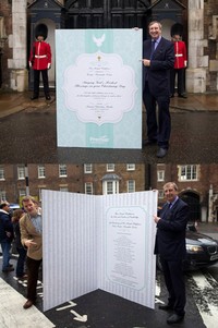 Sebuah kartu ucapan raksasa dari 5000 warga Inggris untuk Pangeran George. AFP PHOTO/ANDREW COWIE.