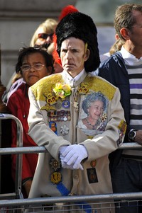 Seorang warga mengenakan jaket bergambar Ratu Elizabeth. Ben A. Pruchnie/Getty Images.