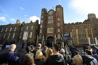 Suasana di depan Kapel Royal, St. James Palace, London, Inggris. Ben A. Pruchnie/Getty Images.