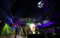 11 host !nsert pun membukanya dengan goyangan khas ala Caesar.