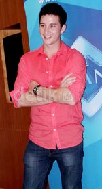 Mike Lewis Berbaju Pink