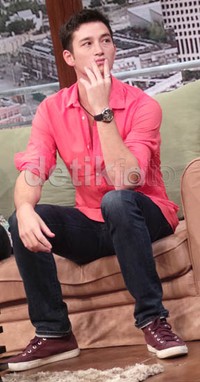 (Dapet kado) dari seorang namanya Talita. Kayaknya dia secret admirer saya. Dia tau saya suka jaket di salah satu toko, ujarnya.